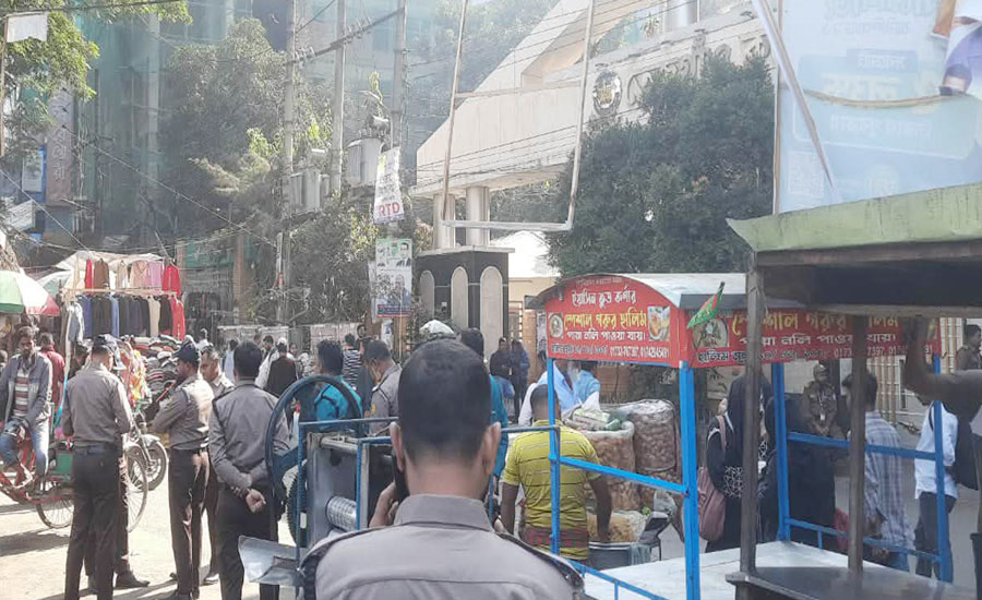 শিক্ষার্থীদের আন্দোলনের ঘোষণায় তেজগাঁও কলেজের সামনে পুলিশ মোতায়েন
