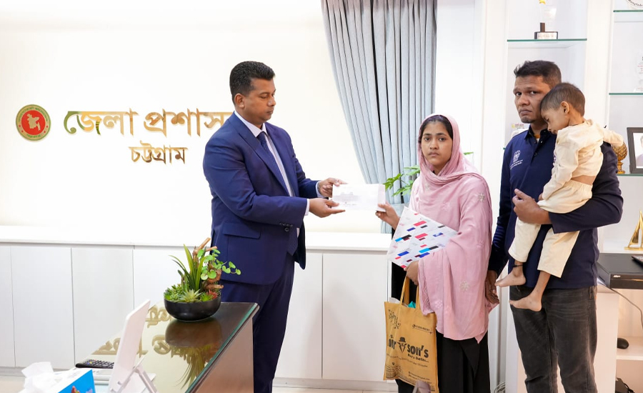 গণশুনানিতে অসুস্থদের তাৎক্ষণিক সহায়তা চট্টগ্রামের  ডিসির