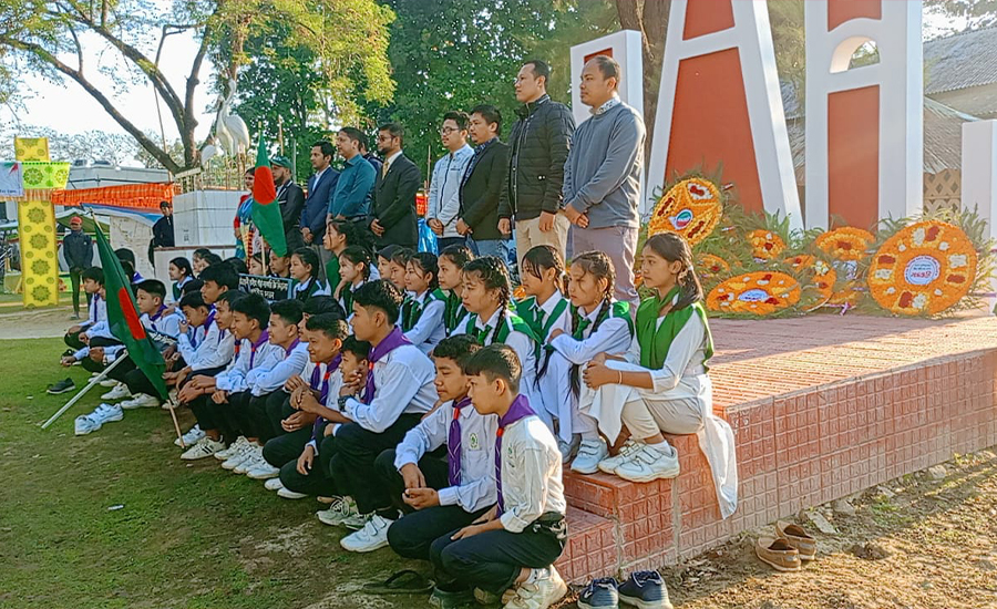 রাজস্থলী বিজয় দিবসে শহীদ স্মৃতিসৌধে জুতা পায়ে ছবি তোলা নিয়ে ক্ষোপ সৃষ্টি