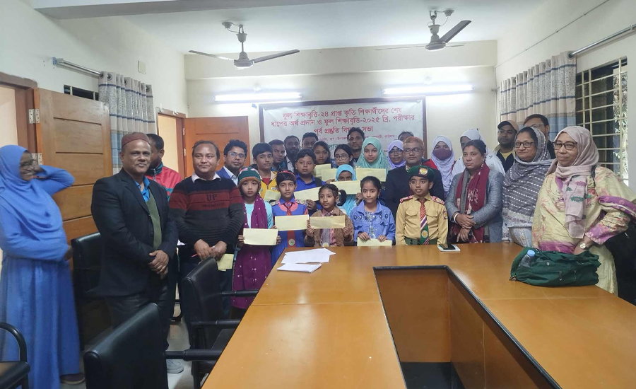 ফুলবাড়ীতে ফুল শিক্ষাবৃত্তি প্রাপ্তদের অর্থ প্রদান
