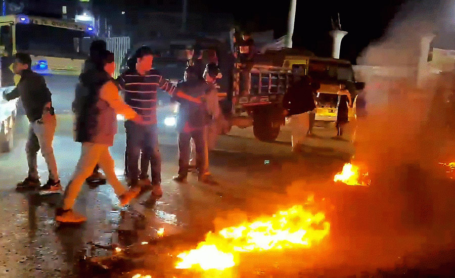 হাদি হত্যার প্রতিবাদে বিক্ষোভে উত্তাল ঢাকা-আরিচা মহাসড়ক