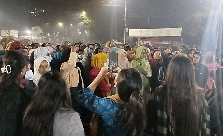 হাদির মৃত্যুর প্রতিবাদে ঢাবিতে নারী শিক্ষার্থীদের বিক্ষোভ