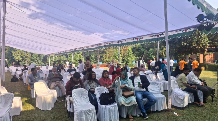 হাদির মৃত্যুতে শোকে স্তব্ধ দেশ: থামেনি বিসিএসের আনন্দ ভ্রমণ