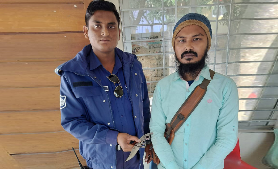 গোপন সংবাদের ভিত্তিতে ঝুমঝুমপুর এলাকায় যুবকের কাছ থেকে অস্ত্র উদ্ধার