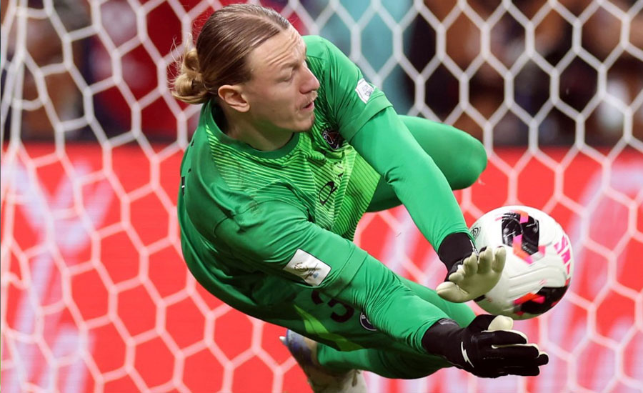 ভাঙা হাত নিয়েও টাইব্রেকারে পিএসজি গোলকিপারের বীরত্ব