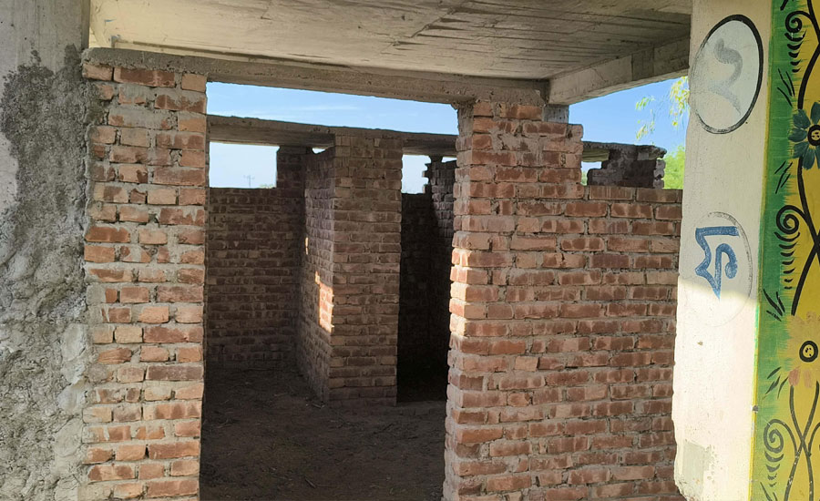 স্কুলের কাজ রেখেই লাপাত্তা ঠিকাদার শেষ হয়নি ৫ বছরেও 