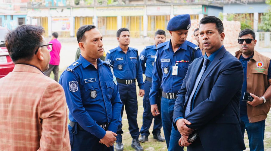 ছুটির দিনেও ভোটকেন্দ্র পরিদর্শন জেলা প্রশাসকের