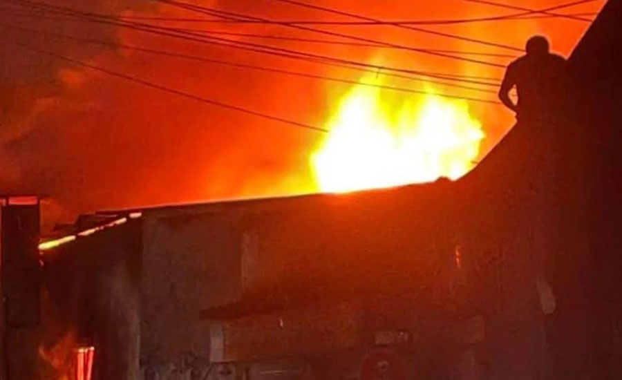 বাড্ডায় কারখানায় ভয়াবহ আগুন, নিয়ন্ত্রণে ৮ ইউনিট