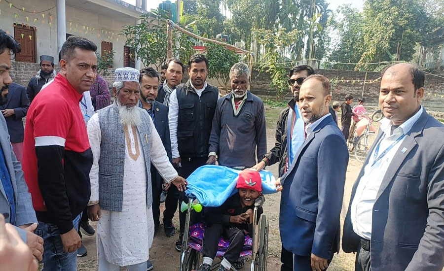 ব্যাংকার্স ক্লাবের উদ্যোগে ফুলবাড়ীতে শীতবস্ত্র বিতরণ