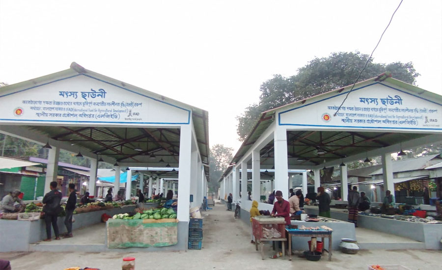 ভূরুঙ্গামারীতে এলজিইডি'র হাটসেড নির্মাণে বদলে গেছে বাজারের চিত্র