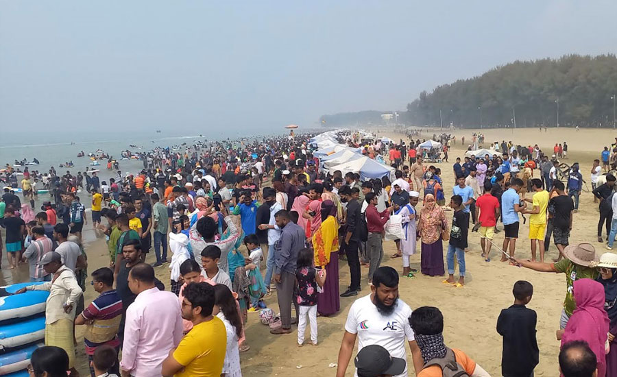 পর্যটকের ঢলে উৎসবমুখর কক্সবাজার, প্রাণচাঞ্চল্যে মুখর সমুদ্র নগরী