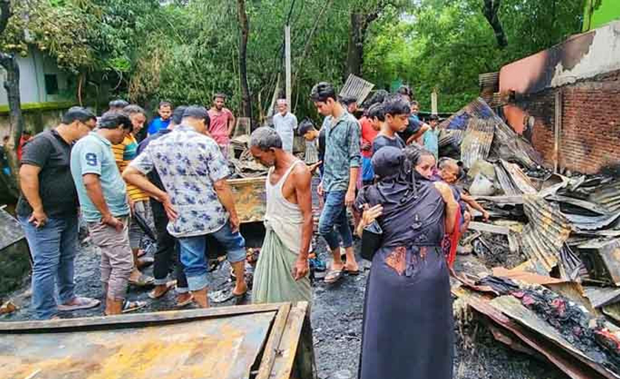রাউজানে আগুনে পোড়া বাড়ির পাশে রহস্যময় ব্যানার, যা লেখা ছিল