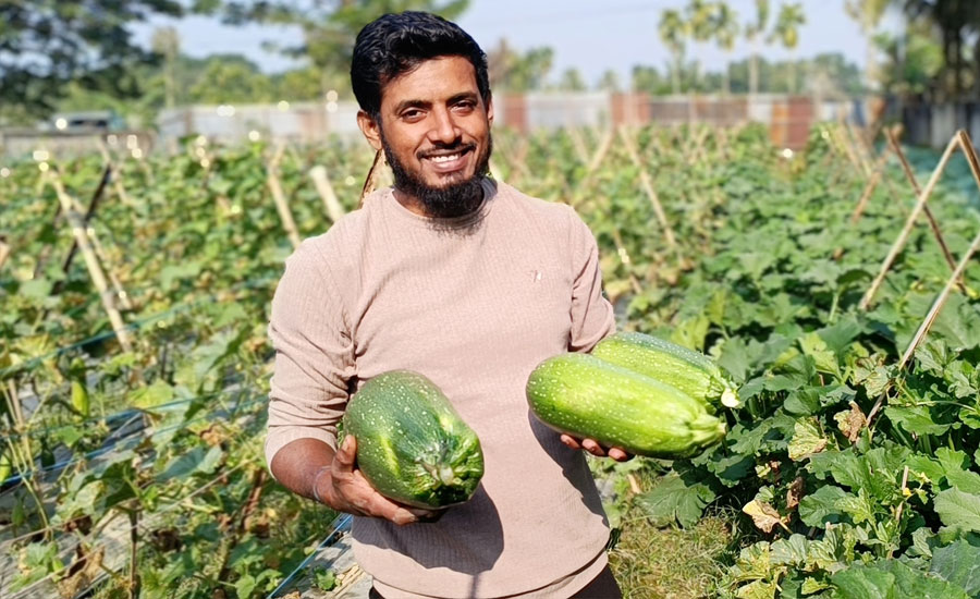 দীঘিনালায় বিষমুক্ত সবজি চাষে স্বাবলম্বী উদ্যোক্তা নাজমুল হোসেন