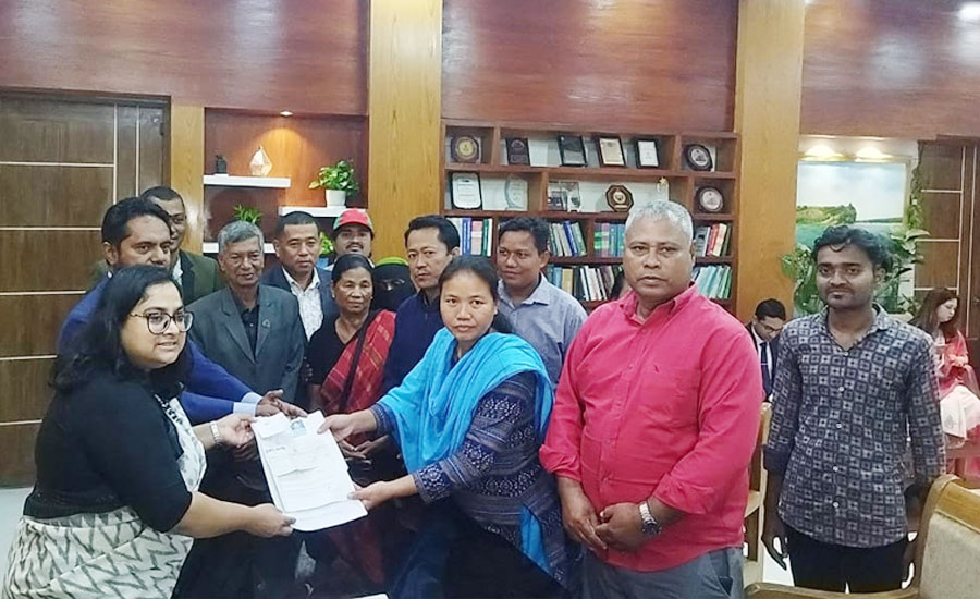 রাঙামাটিতে বিপ্লবী ওয়ার্কার্স পার্টির সংসদ সদস্য পদপ্রার্থী জুঁই চাকমা রিটার্নিং অফিসারের নিকট মনোনয়ন জমা  