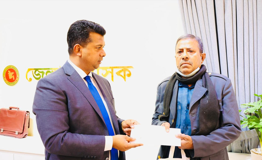 অসুস্থ শিক্ষকের পাশে মানবিক ডিসি