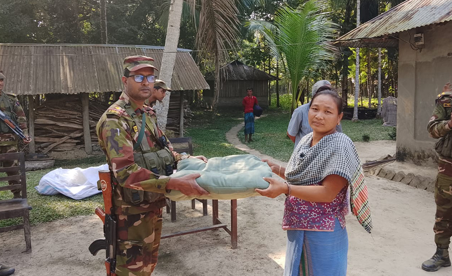 দুর্গম পাহাড়ে সেনাবাহিনীর মানবিক সহায়তার উজ্জ্বল দৃষ্টান্ত