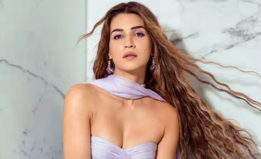 অতিরিক্ত সুন্দর চেহারা ই অভিনয়ে বাধা হয়েছিল কৃতির