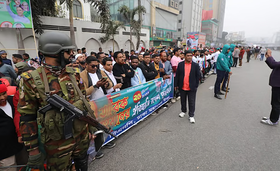 তারেক রহমানকে স্বাগত জানাতে সড়কের দুপাশে নেতা-কর্মীদের ভিড়