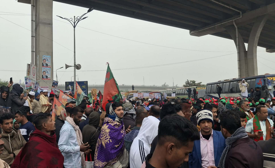 জনস্রোতে পরিপূর্ণ ৩০০ ফিট সড়ক