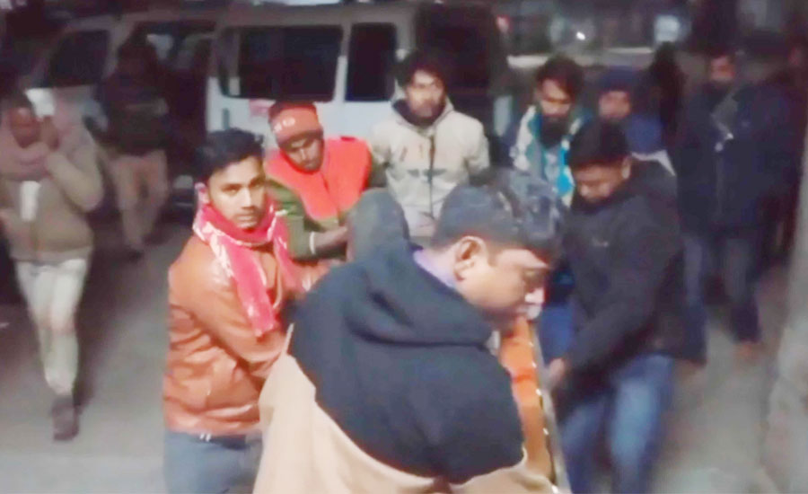 চাঁপাইনবাবগঞ্জে বৈদ্যুতিক খুঁটির সাথে যুবককে বেঁধে কুপিয়ে জখম