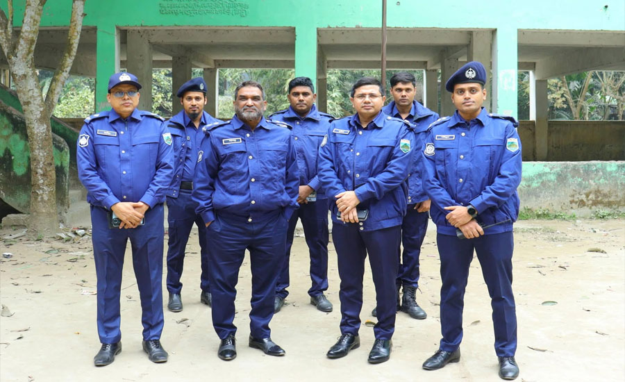 এনায়েতপুর থানাধীন বিভিন্ন ভোটকেন্দ্র পরিদর্শন পুলিশ সুপারের 