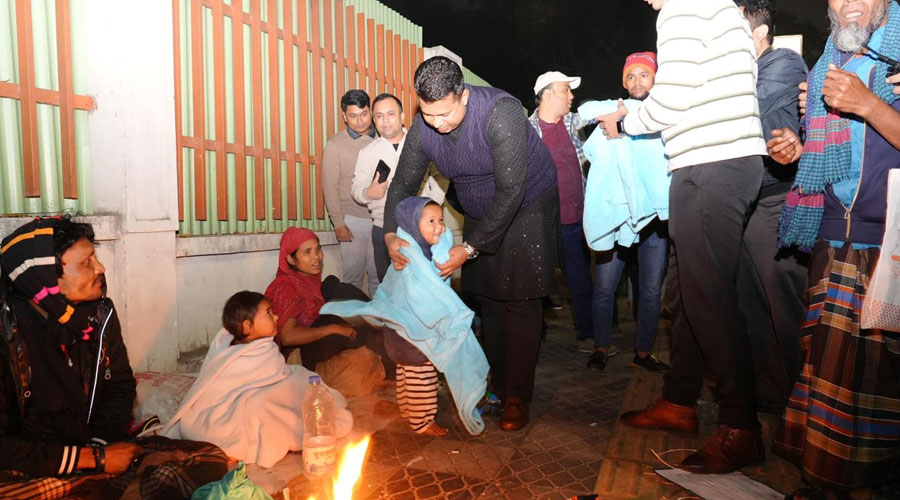 প্রচণ্ড শীতে গভীর রাতে মানবিকতার চাদর মুড়ালেন পথো মানুষদের চট্টগ্রামের ডিসি