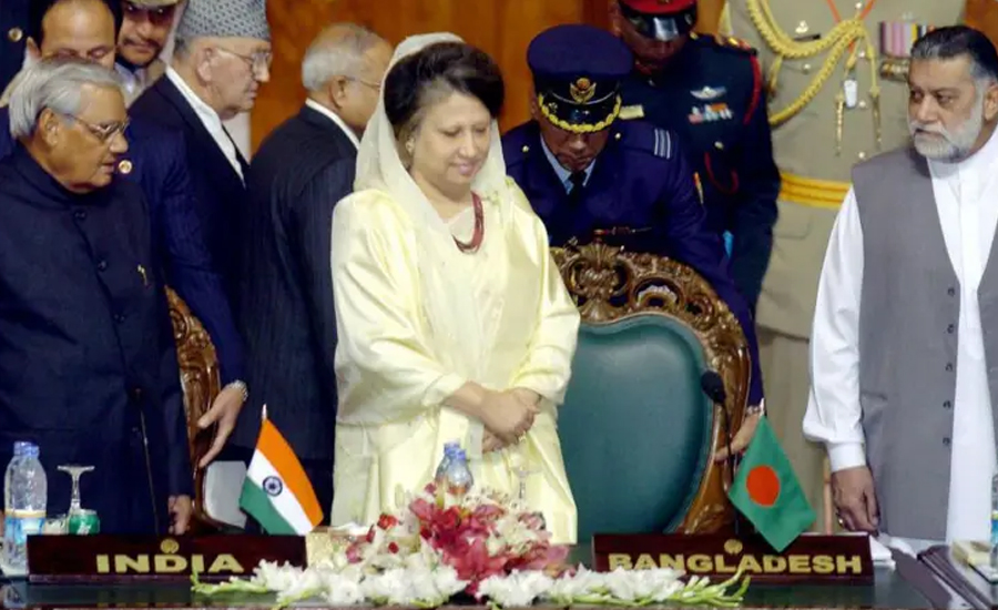 গৃহবধূ থেকে যেভাবে বাংলাদেশের ইতিহাসে অন্যতম নেতা হয়ে উঠেছিলেন খালেদা জিয়া