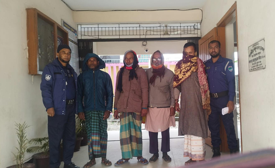 সাতক্ষীরায় পুলিশের বিশেষ অভিযানে ৪ পলাতক আসামি গ্রেফতার