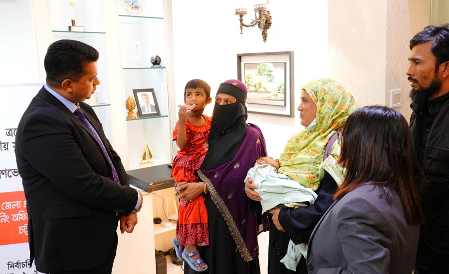 মায়ের ফেলে যাওয়া দুই শিশুর দায়িত্বে চট্টগ্রামের ডিসি
