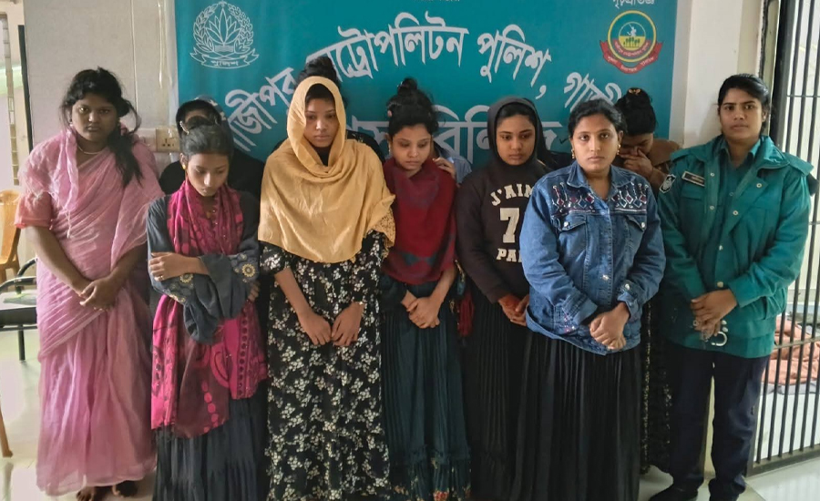 গাজীপুরে আবাসিক হোটেলে পুলিশি অভিযান, নারীসহ আটক ১৭ ‎