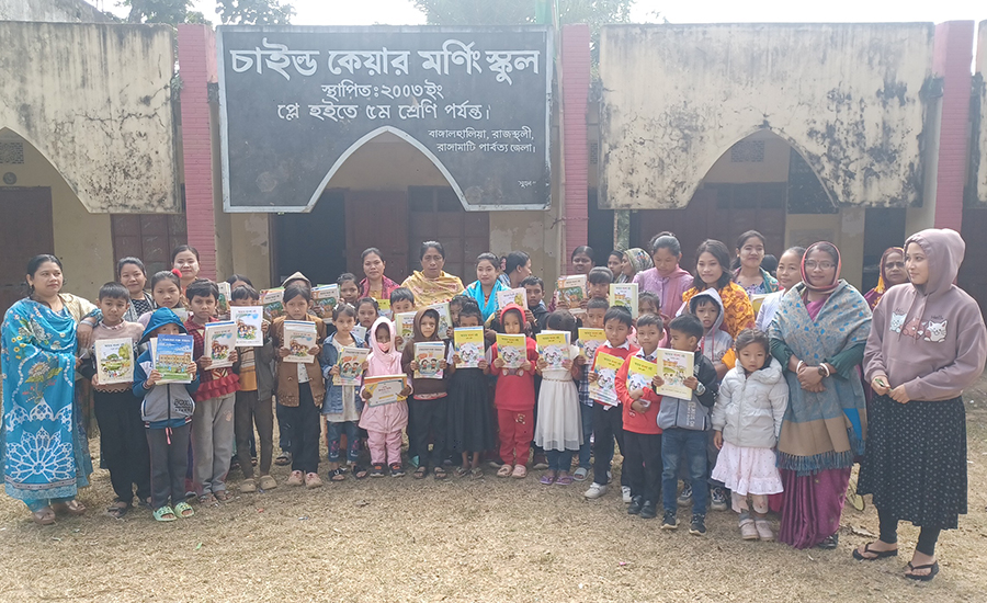 রাজস্থলীতে নতুন বই হাতে পেয়ে উচ্ছ্বসিত স্কুলের শিক্ষার্থীরা