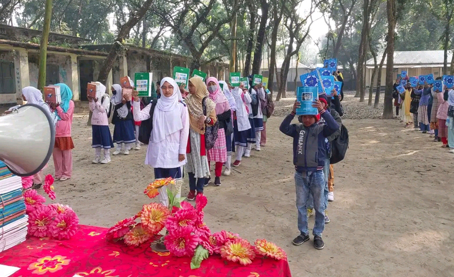 ফুলবাড়ীতে আনন্দঘন পরিবেশে শিক্ষার্থীদের মাঝে নতুন বই বিতরণ