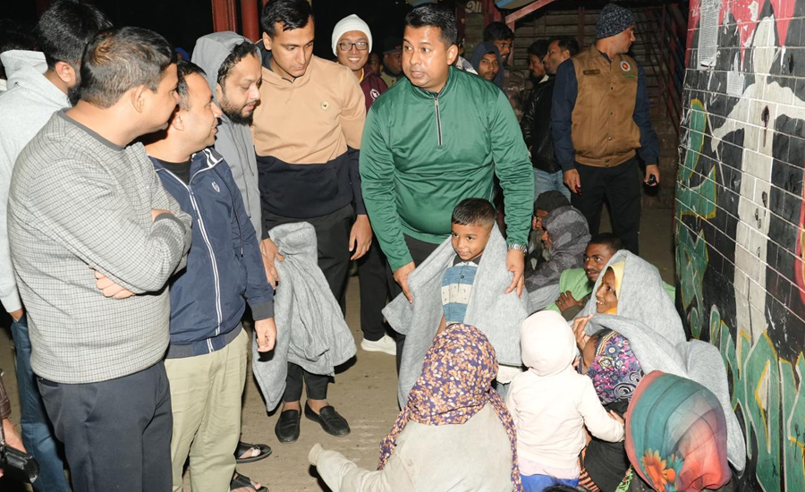 ঘুমন্ত অসহায়দের গায়ে নিজ হাতে কম্বল দিলেন ডিসি
