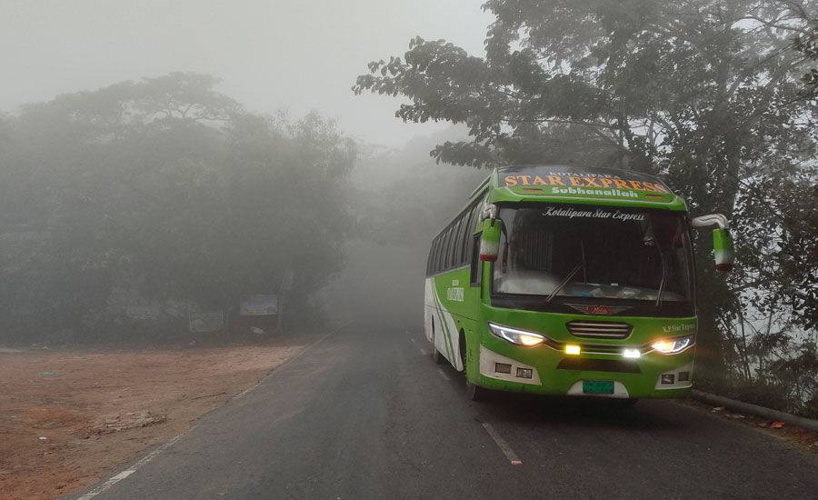 ঘন কুয়াশায় বিপর্যস্ত দেশ: সড়ক ও নৌ চলাচলে চরম ভোগান্তি