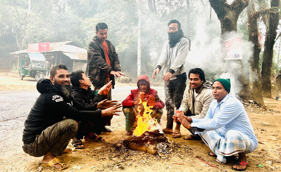 খাগড়াছড়ির গুইমারায় কনকনে শীতে আগুন পোহাচ্ছেন মানুষজন