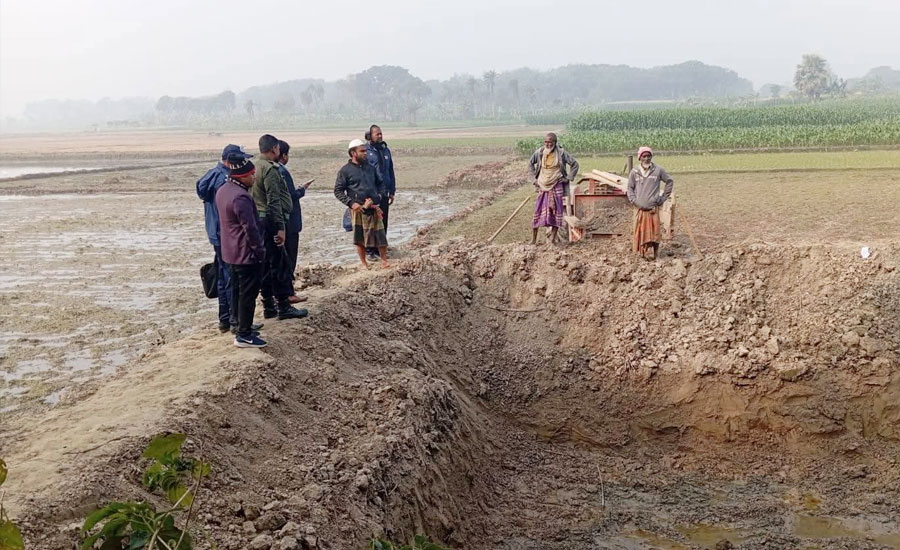 দামুড়হুদায় তিন ফসলি জমির মাটি কাটায় জমির মালিককে অর্থদণ্ড 