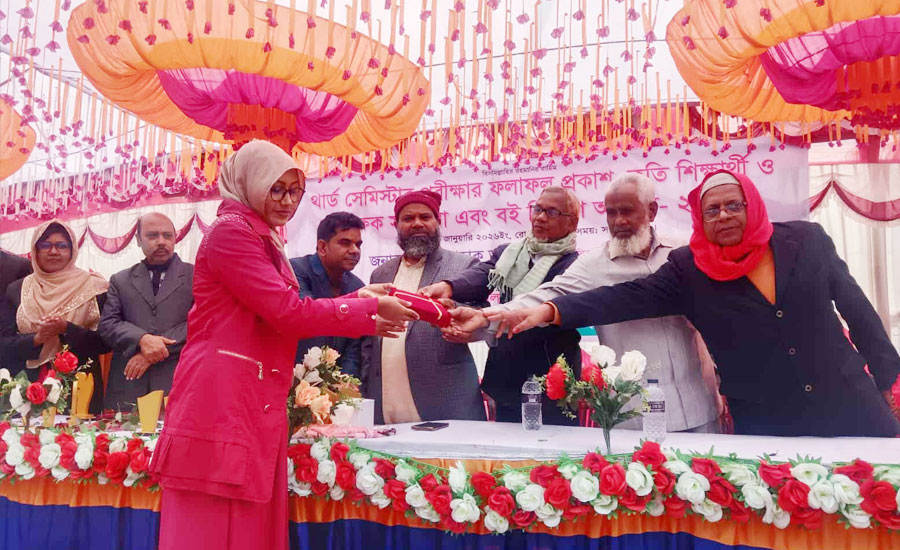 রহনপুর ঘাসফড়িং ক্যাডেট স্কুলে  কৃতি শিক্ষার্থী সংবর্ধনা ও বই বিতরণ