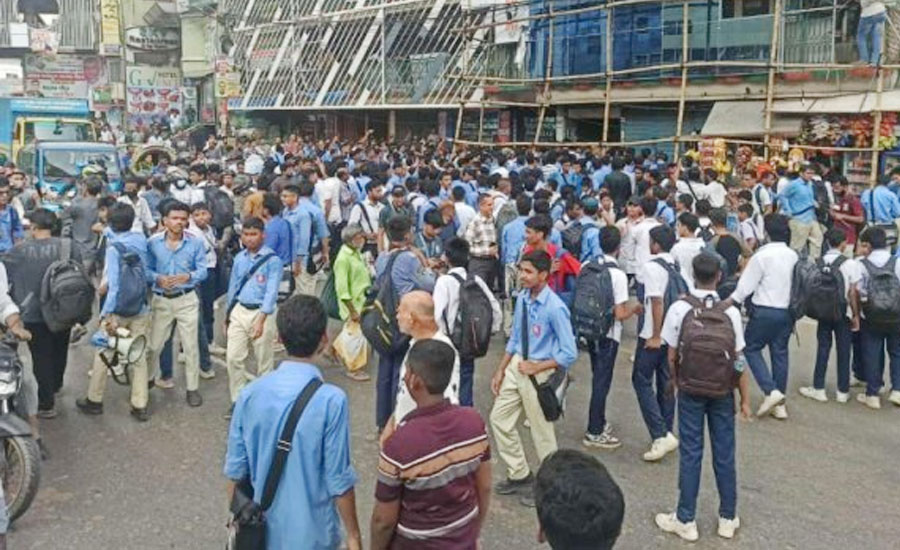 ফার্মগেটে শিক্ষার্থীদের সড়ক অবরোধ, যানবাহন চলাচল বন্ধ