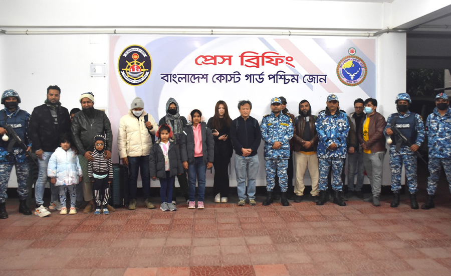 সুন্দরবনে দুর্ঘটনায় পতিত জাহাজ থেকে পর্যটকদের উদ্ধার করেছে কোস্টগার্ড