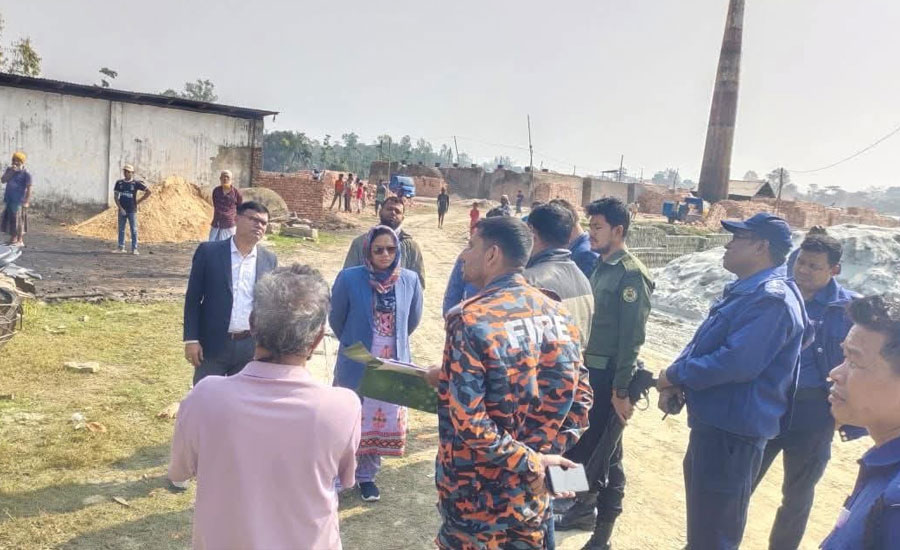 সেনবাগে ২ ইটভাটায় অভিযান, ৫ লাখ টাকা জরিমানা