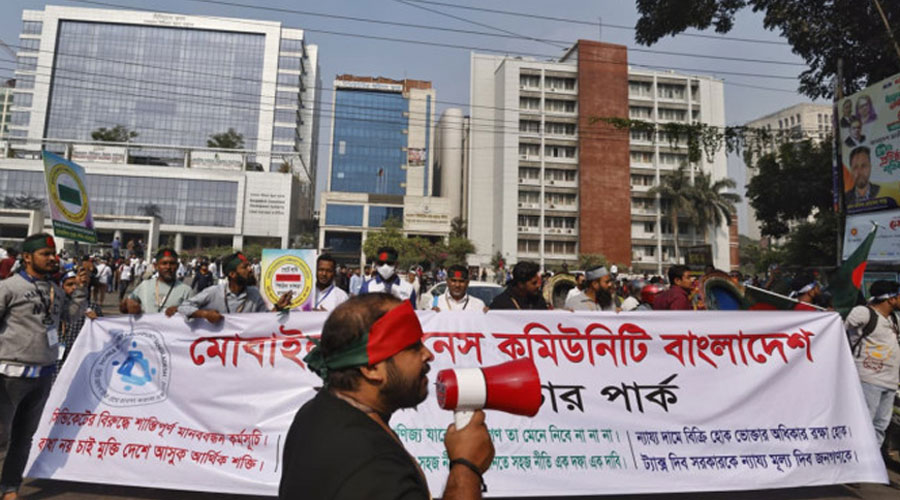 মোবাইল হ্যান্ডসেট ব্যবসায়ীদের আন্দোলনে সারা দেশে গ্রাহক ভোগান্তি চরমে