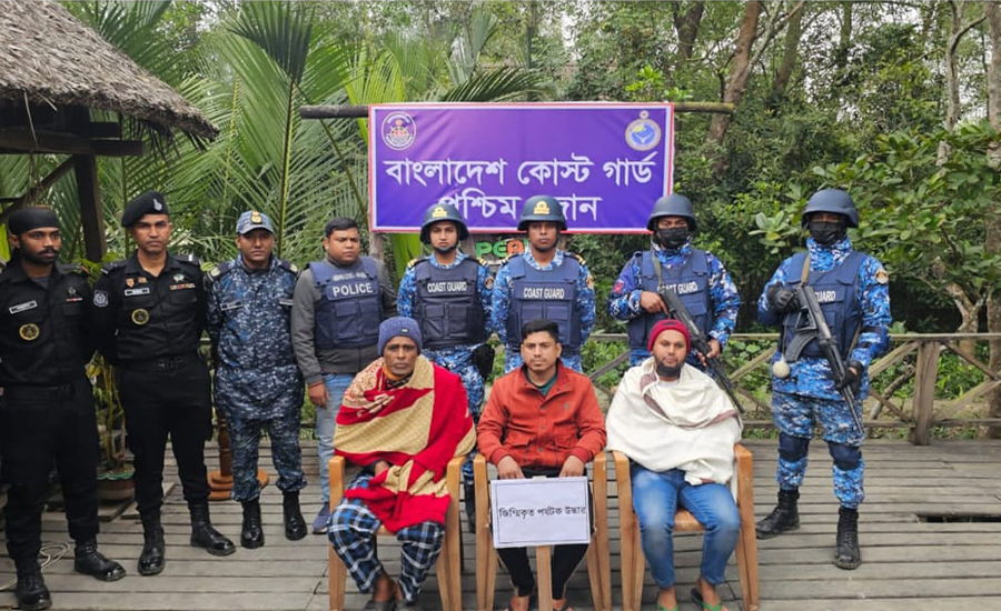 সুন্দরবনে যৌথবাহিনীর অভিযানে দস্যুদের কবল থেকে পর্যটক ও রিসোর্ট মালিক উদ্ধার