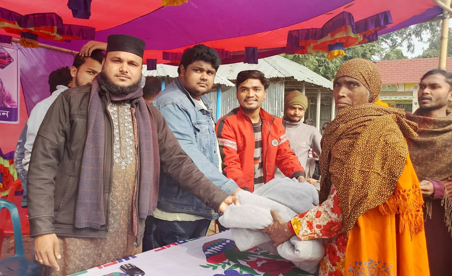 বিপদের বন্ধু সংগঠনের উদ্যোগে ১০০ জন শীতার্ত মানুষের মাঝে শীতবস্ত্র বিতরণ