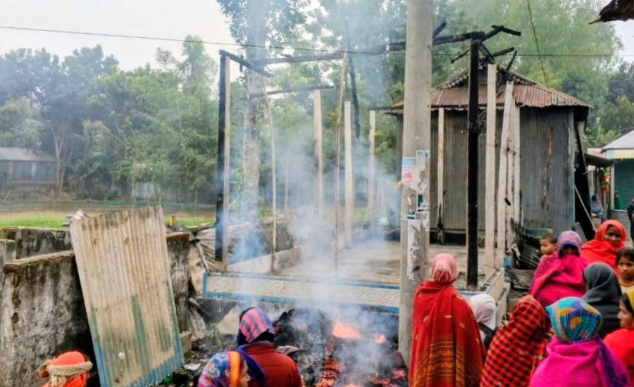 কুড়িগ্রামের রৌমারীতে পরিকল্পিত ভাবে কাপড়ের দোকানে আগুন ৩০ লক্ষ টাকা মূল্যের মালামাল পুড়ে ছাই