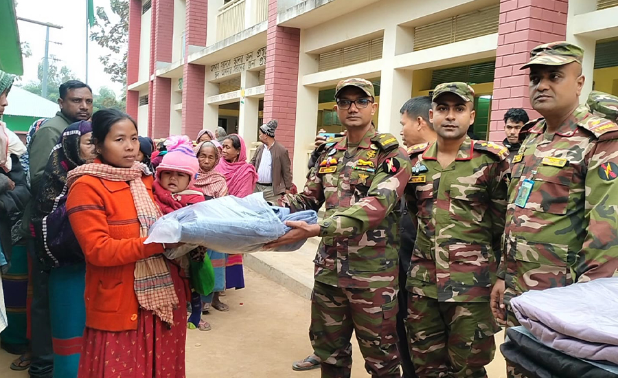 দীঘিনালায় সেনাবাহিনীর উদ্যোগে দুই শতাধিক শীতার্ত মানুষের মাঝে কম্বল বিতরণ