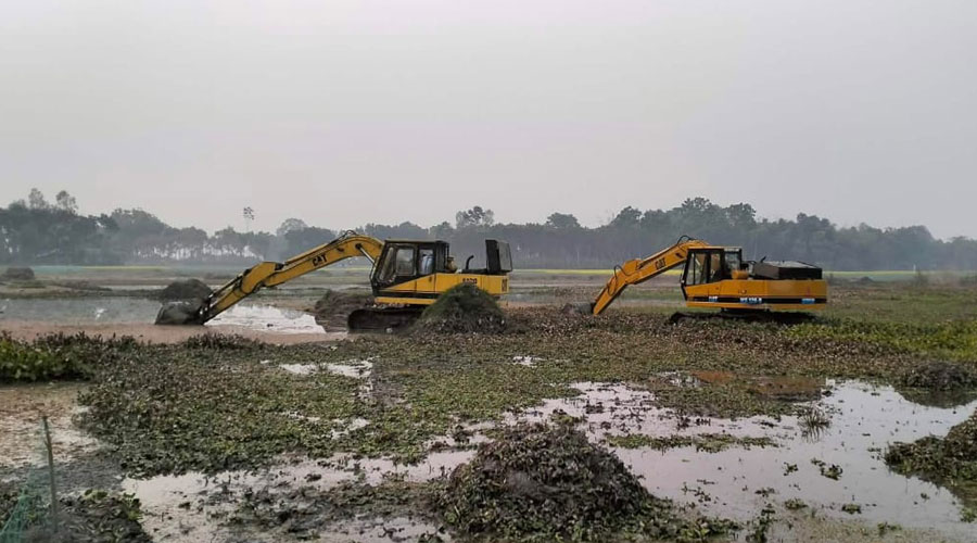 বাগমারায় বিভিন্ন স্থানে কৃষি জমিতে পুকুর খননের চেষ্টা প্রশাসনের অভিযান