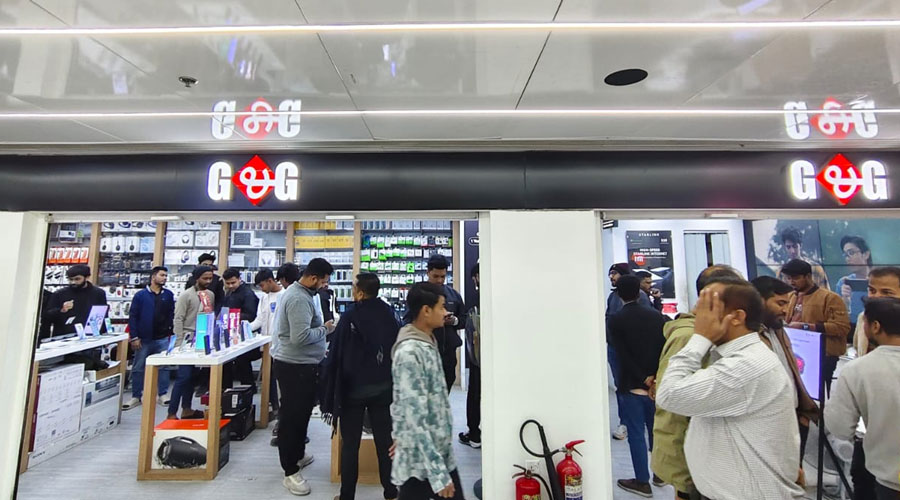 বসুন্ধরা সিটির শপিং কমপ্লেক্সের অফিসিয়াল মোবাইল ব্যবসায়ীরা দোকান খুলছে