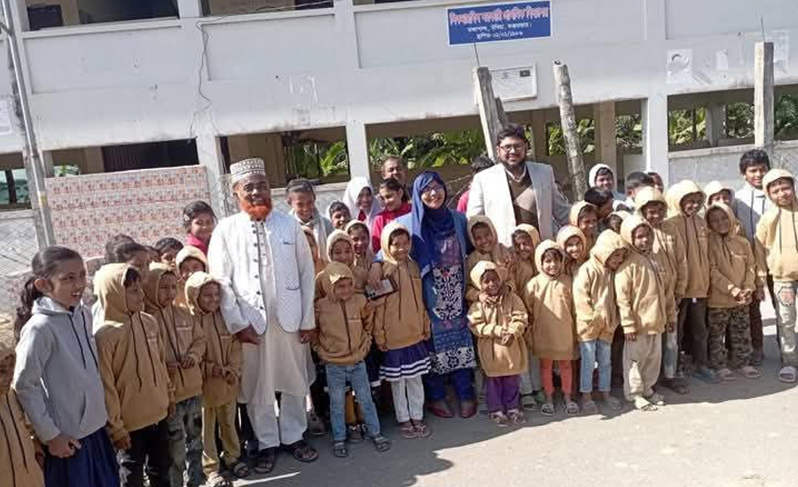 শীতে বিদ্যালয়মুখী করতে শীতবস্ত্র বিতরণ করলেন ইউএনও রিফাত আসমা 