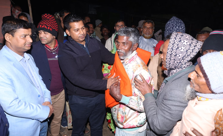 গভীর রাতে কম্বল নিয়ে জেলে পল্লীতে চট্টগ্রামের ডিসি