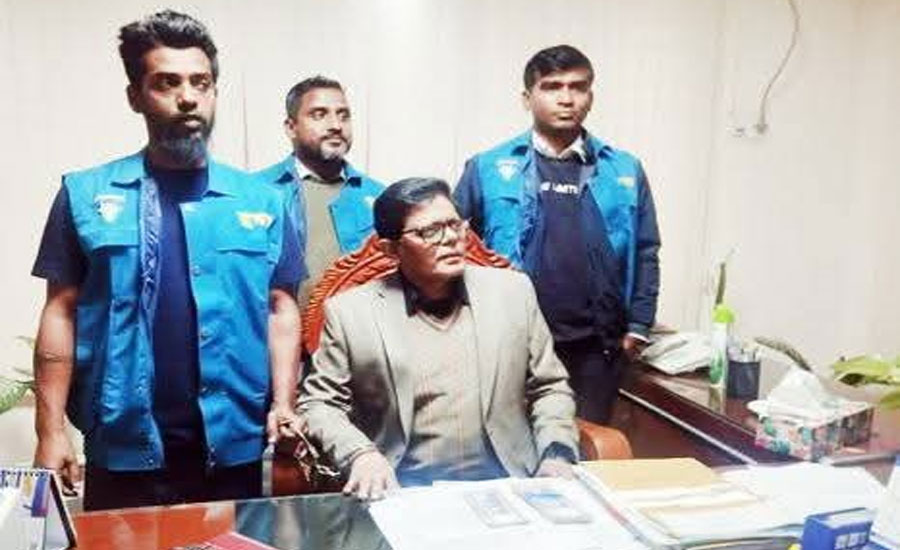 যশোরে পেনশন  টাকা আটকে ঘুস বাণিজ্য দুদকের হাতে আটক জেলা প্রাথমিক শিক্ষা অফিসার